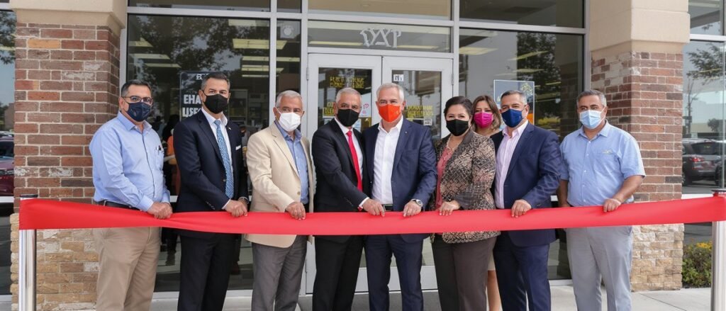 Ceremonia de inauguración de un nuevo local comercial con corte de cinta, empresarios y autoridades usando mascarillas frente a la tienda